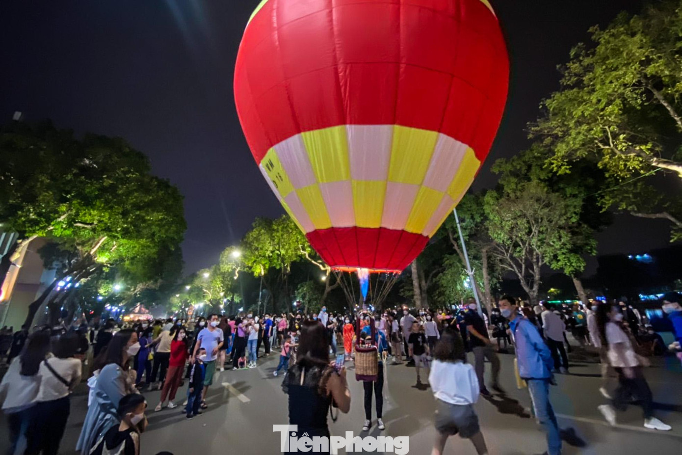 Những chiếc khinh khí cầu mang lại diện mạo mới cho phố đi bộ, khiến khu vực trở nên sinh động, sôi nổi.