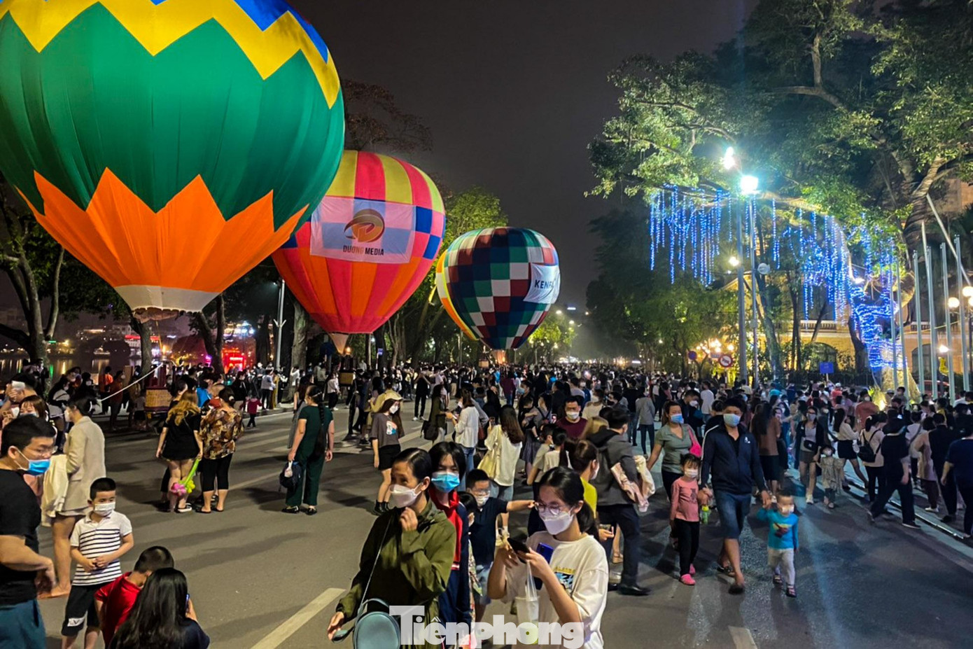 Khinh khí cầu khiến khu phố đi bộ trở nên sôi động hơn sau một thời gian dài tạm dừng chống dịch COVID-19.