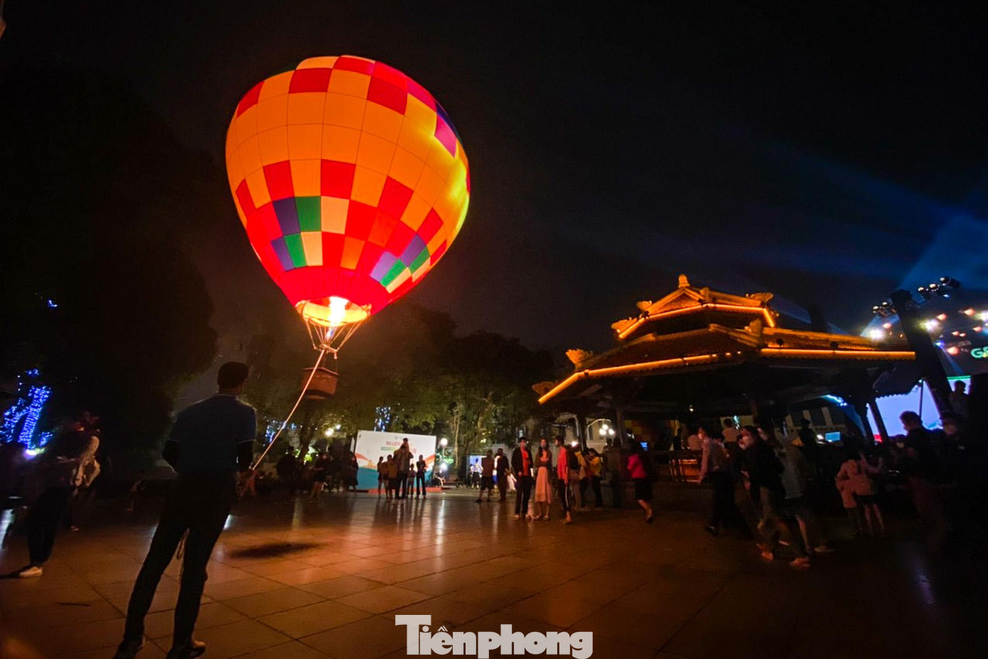 Ngoài khu vực phố đi bộ hồ Hoàn Kiếm, từ 8h đến 21h các ngày 25 đến 27/3, tại khu vườn nhãn quận Long Biên đang có tới 22 quả khinh khí cầu các loại, bay lơ lửng ở nhiều độ cao khác nhau ven sông Hồng cả ngày lẫn đêm.