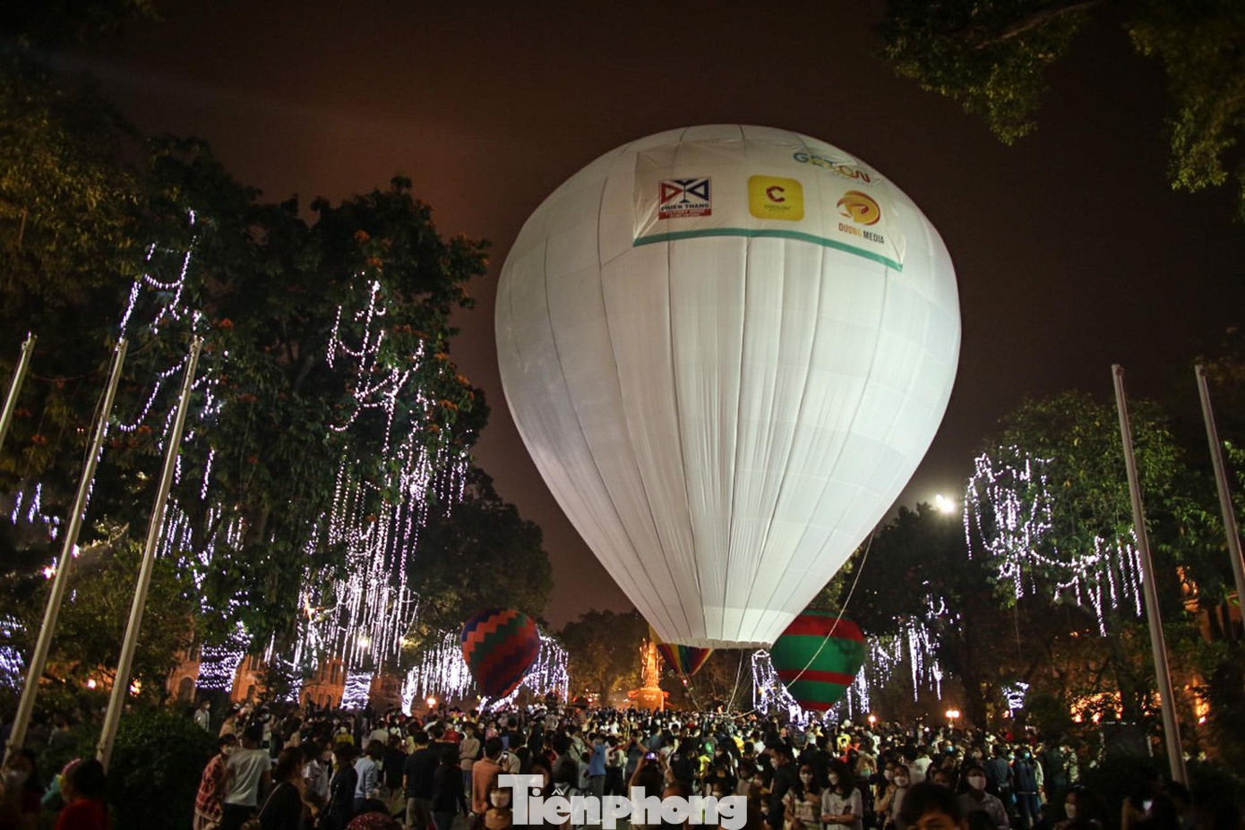 Bắt đầu từ 20h ngày 25/3, 10 khinh khí cầu cấp 1 (cao 10m) và 01 khinh khí cầu cấp 7 (cao 22m) được thắp sáng ở khu vực vườn hoa Lý Thái Tổ và tuyến phố Đinh Tiên Hoàng.