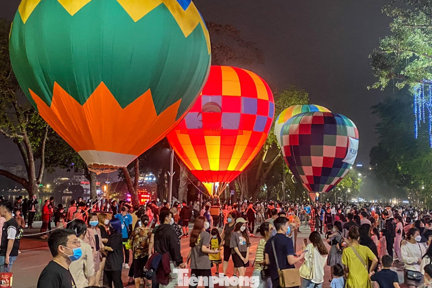 "Đây là lần đầu tiên tôi nhìn thấy khinh khí cầu ngoài đời, trước tôi chỉ có thể ngắm trên ảnh hay phim truyện", bạn Hồ Hằng (Thanh Xuân, Hà Nội) chia sẻ.