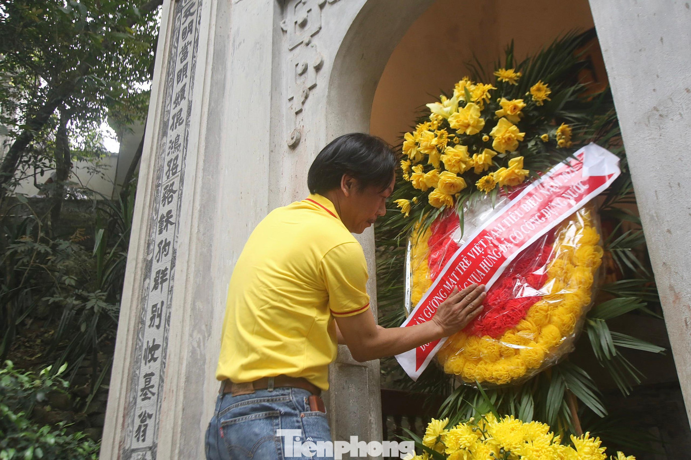 Nhà báo Lê Minh Toản, Phó Tổng Biên tập Báo Tiền Phong đặt vòng hoa tại nơi thờ Vua Hùng.