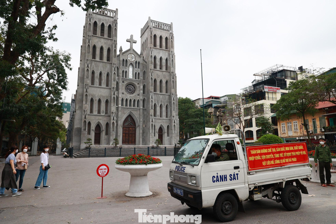 Công an phường Hàng Trống (quận Hoàn Kiếm) kiểm tra, chỉnh trang khu vực Nhà thờ Lớn. Công an phường Hàng Trống (quận Hoàn Kiếm) kiểm tra, chỉnh trang khu vực Nhà thờ Lớn.