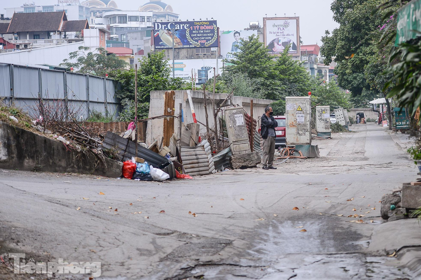 &quot;Dự án này trì trệ khoảng một năm nay, công trình đã lâu không thấy bóng dáng người thi công mà vật liệu vẫn ngổn ngang, đường bị cào xới, bụi bẩn vô cùng&quot;, cô Lụa, bán hàng trên đường Âu Cơ cho biết.