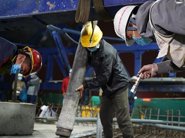 Việc đổ bê tông đúc dầm được thực hiện từ 22h đêm đến 2h sáng ngày hôm sau để không cản trở giao thông. Việc đổ bê tông đúc dầm được thực hiện từ 22h đêm đến 2h sáng ngày hôm sau để không cản trở giao thông.