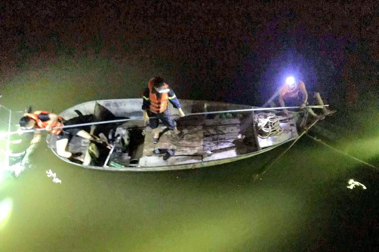 Đêm 5/3, Đội CC&CNCH số 4 huy động phương tiện, tổ chức tìm kiếm nạn nhân mất tích (Ảnh: Cảnh sát PCCC cung cấp). Đêm 5/3, Đội CC&CNCH số 4 huy động phương tiện, tổ chức tìm kiếm nạn nhân mất tích (Ảnh: Cảnh sát PCCC cung cấp).