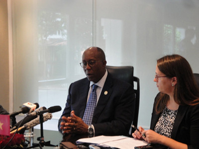 Ông Ron Kirk trao đổi với báo chí tại Hà Nội