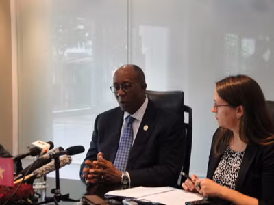 Ông Ron Kirk trao đổi với báo chí tại Hà Nội