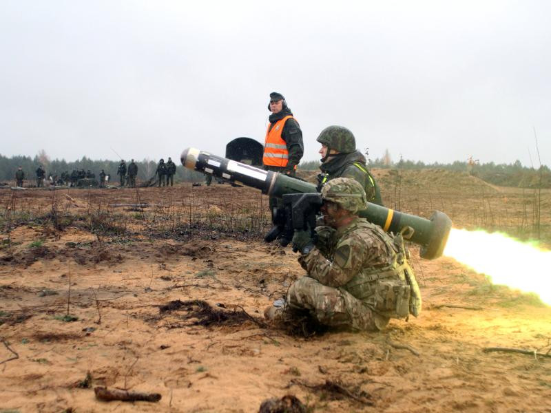 Tổ hợp lửa chống tăng Javelin khai hỏa. Ảnh: alamy.comFGM-148 Tổ hợp lửa chống tăng Javelin khai hỏa. Ảnh: alamy.comFGM-148