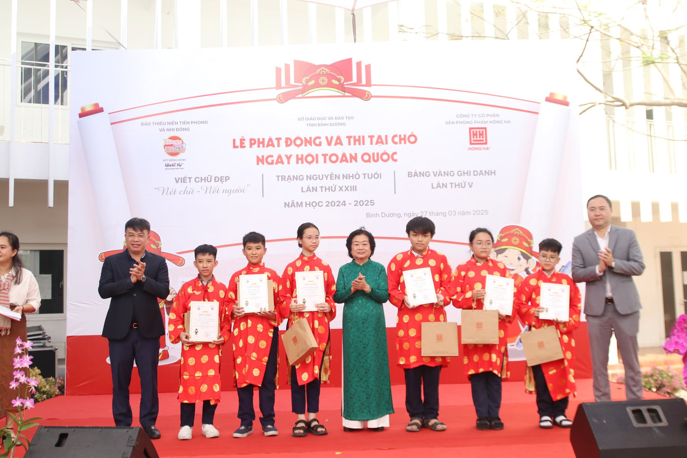 Các sĩ tử đoạt danh hiệu Trạng Nguyên được nhận giấy khen, phần thưởng và “tấm vé” đặc cách vào vòng Chung kết toàn quốc.