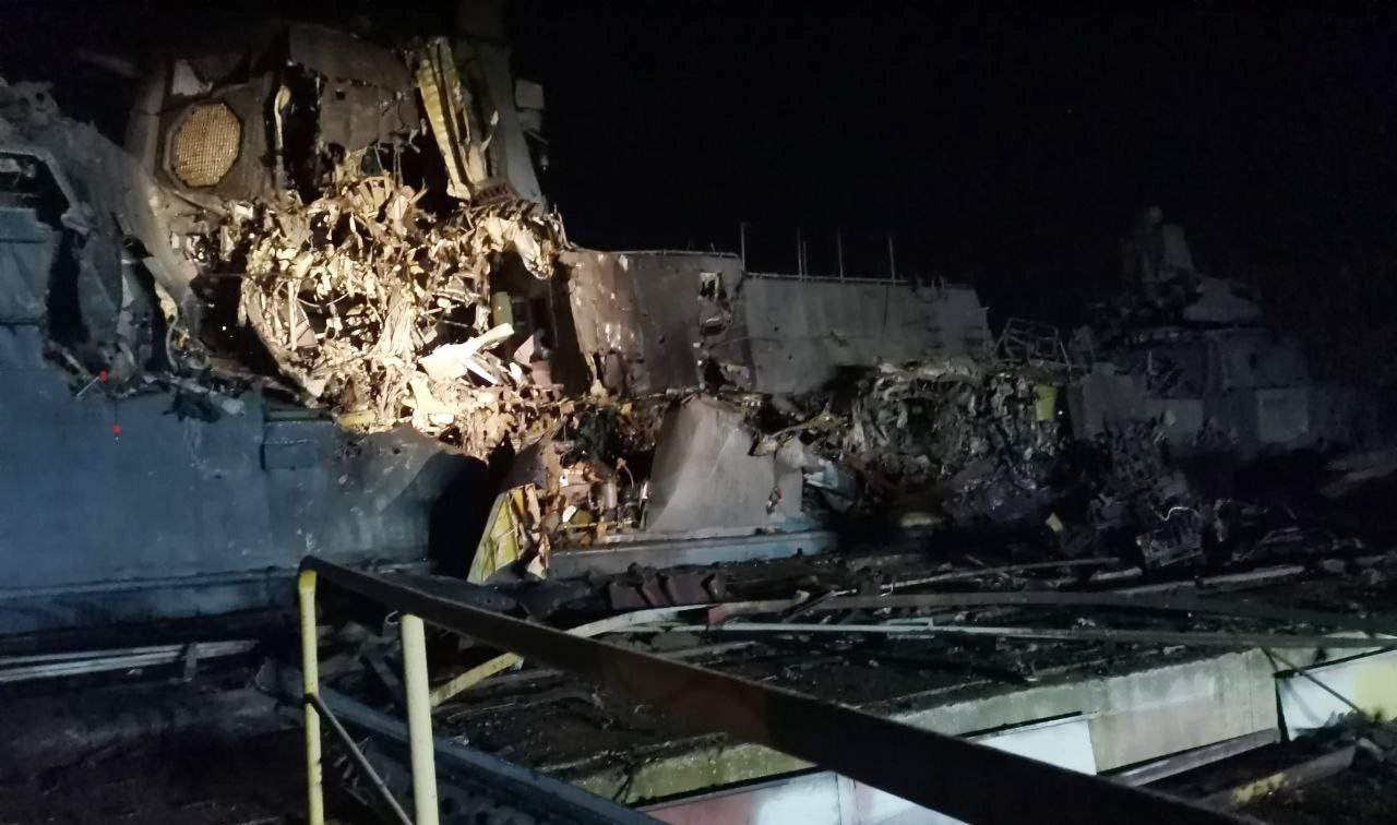 Hình ảnh tàu tên lửa Askold bị hư hỏng. Hình ảnh tàu tên lửa Askold bị hư hỏng.