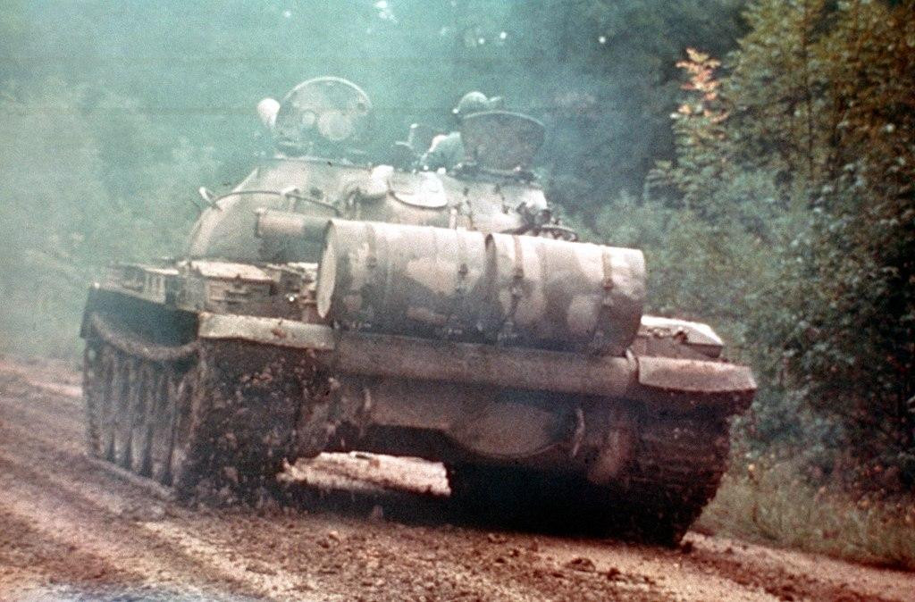 T-62 với thùng nhiên liệu 200 lít. Ảnh: Wiki
