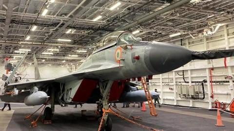 MiG-29K được trang bị bên trong tàu sân bay. Ảnh: BBC MiG-29K được trang bị bên trong tàu sân bay. Ảnh: BBC