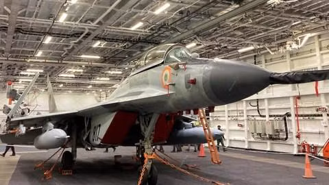 MiG-29K được trang bị bên trong tàu sân bay. Ảnh: BBC