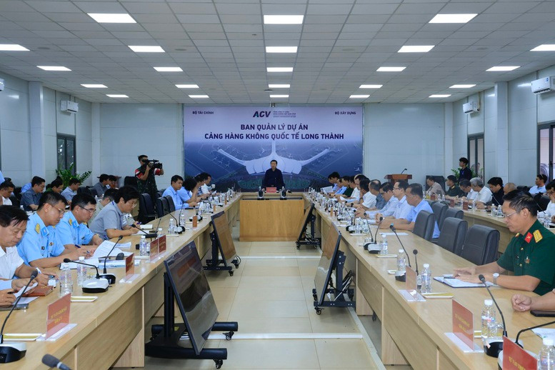 Phó Thủ tướng yêu cầu Tổng công ty Quản lý bay Việt Nam, ACV và các bên liên quan khẩn trương giải quyết các xung đột kỹ thuật, đẩy nhanh tiến độ gói thầu 4.7 và đặc biệt là gói thầu 4.8, tránh tình trạng thiết bị về rồi mà không có điện để vận hành. Ảnh: VGP/Minh Khôi. Phó Thủ tướng yêu cầu Tổng công ty Quản lý bay Việt Nam, ACV và các bên liên quan khẩn trương giải quyết các xung đột kỹ thuật, đẩy nhanh tiến độ gói thầu 4.7 và đặc biệt là gói thầu 4.8, tránh tình trạng thiết bị về rồi mà không có điện để vận hành. Ảnh: VGP/Minh Khôi.