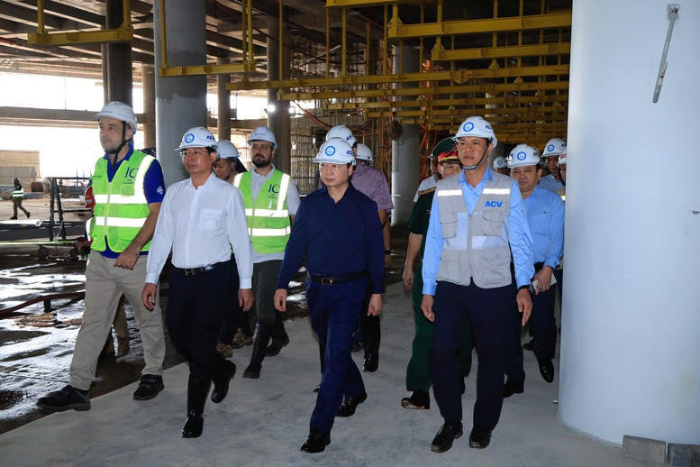 Phó Thủ tướng yêu cầu các đơn vị tập trung cao độ để hoàn thành đúng cam kết, không để xảy ra tình trạng chậm trễ làm ảnh hưởng đến kế hoạch vận hành của dự án. Ảnh: VGP/Minh Khôi. Phó Thủ tướng yêu cầu các đơn vị tập trung cao độ để hoàn thành đúng cam kết, không để xảy ra tình trạng chậm trễ làm ảnh hưởng đến kế hoạch vận hành của dự án. Ảnh: VGP/Minh Khôi.