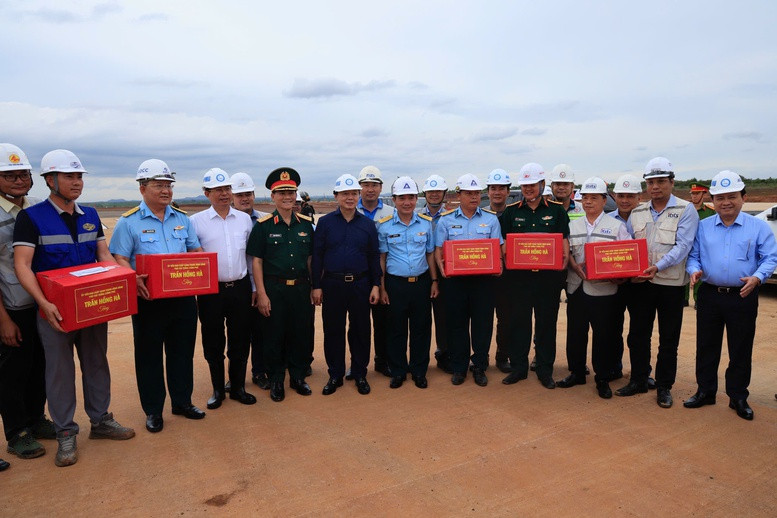 Phó Thủ tướng tặng quà cán bộ, người lao động đang thi thi công dự án Cảng hàng không quốc tế Long Thành. Ảnh: VGP/Minh Khôi. Phó Thủ tướng tặng quà cán bộ, người lao động đang thi thi công dự án Cảng hàng không quốc tế Long Thành. Ảnh: VGP/Minh Khôi.