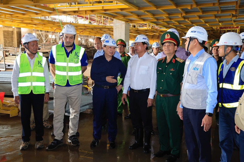 Phó Thủ tướng nêu rõ, việc hoàn thành sớm dự án Cảng hàng không quốc tế Long Thành giúp tăng hiệu quả đầu tư, đóng góp cho phát triển vùng và cả nước, nhưng chất lượng và an toàn phải được đặt lên hàng đầu. Ảnh: VGP/Minh Khôi. Phó Thủ tướng nêu rõ, việc hoàn thành sớm dự án Cảng hàng không quốc tế Long Thành giúp tăng hiệu quả đầu tư, đóng góp cho phát triển vùng và cả nước, nhưng chất lượng và an toàn phải được đặt lên hàng đầu. Ảnh: VGP/Minh Khôi.