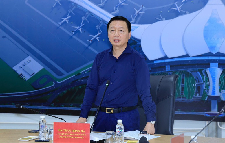 Phó Thủ tướng giao tỉnh Đồng Nai xử lý dứt điểm để bàn giao nốt diện tích còn lại cho ACV ngay trong tháng 6/2025; khẩn trương lựa chọn đơn vị cung cấp có năng lực thực sự, với tinh thần vô tư, khách quan, chọn đúng người làm, không để sân bay chậm vì không có nhiên liệu. Ảnh: VGP/Minh Khôi. Phó Thủ tướng giao tỉnh Đồng Nai xử lý dứt điểm để bàn giao nốt diện tích còn lại cho ACV ngay trong tháng 6/2025; khẩn trương lựa chọn đơn vị cung cấp có năng lực thực sự, với tinh thần vô tư, khách quan, chọn đúng người làm, không để sân bay chậm vì không có nhiên liệu. Ảnh: VGP/Minh Khôi.