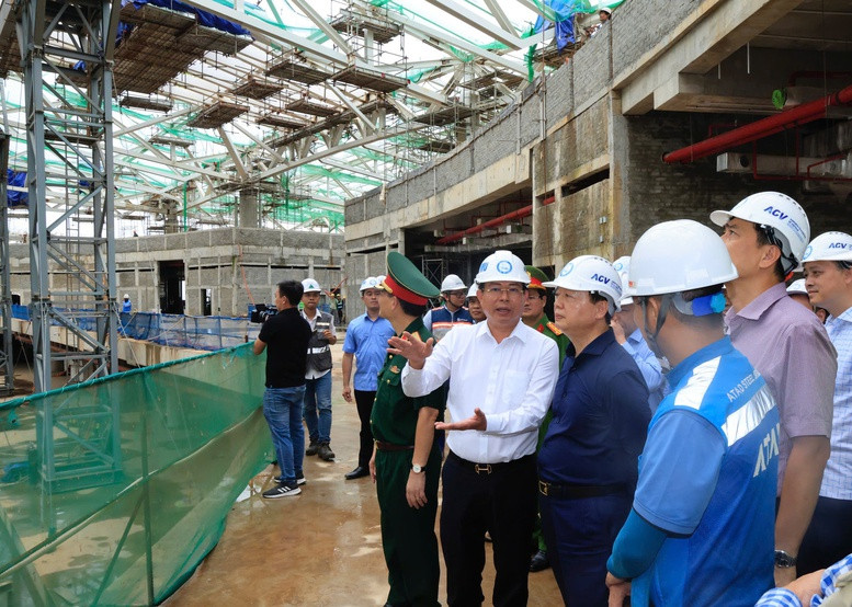 Phó Thủ tướng Trần Hồng Hà yêu cầu từng đơn vị, nhà thầu báo cáo rõ tiến độ, khó khăn và xác định trách nhiệm cụ thể ở từng gói thầu. Ảnh: VGP/Minh Khôi. Phó Thủ tướng Trần Hồng Hà yêu cầu từng đơn vị, nhà thầu báo cáo rõ tiến độ, khó khăn và xác định trách nhiệm cụ thể ở từng gói thầu. Ảnh: VGP/Minh Khôi.