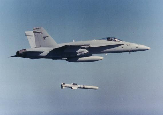 Máy bay chiến đấu F-18 phóng tên lửa chống hạm AGM-84 Harpoon. Ảnh: Sina Máy bay chiến đấu F-18 phóng tên lửa chống hạm AGM-84 Harpoon. Ảnh: Sina