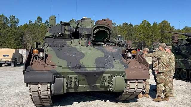 Xe có kíp điều khiển 3 người và có thể mang theo 7 binh sĩ. Ảnh: Twitter Xe có kíp điều khiển 3 người và có thể mang theo 7 binh sĩ. Ảnh: Twitter