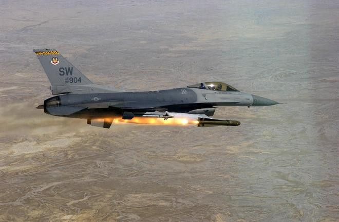 Tiêm kích F-16 khai hỏa. Ảnh: USAF