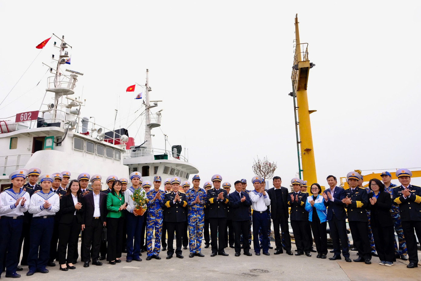 Cùng tham gia đoàn công tác có đại diện lãnh đạo, cán bộ Ngân hàng Nông nghiệp và Phát triển Nông thôn Việt Nam (Agribank), đại diện UBND và Quận Đoàn Long Biên, thành phố Hà Nội; lãnh đạo tỉnh Điện Biên. Ảnh: Châu Linh