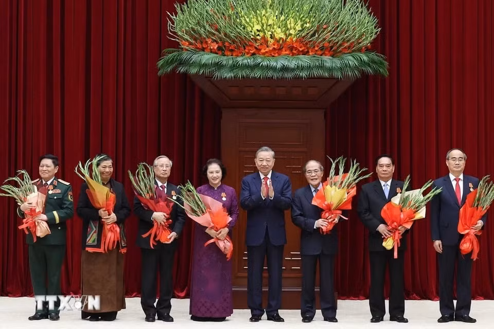 Tổng Bí thư Tô Lâm trao tặng Huân chương Hồ Chí Minh cho các đồng chí nguyên lãnh đạo Đảng, Nhà nước. (Ảnh: Thống Nhất/TTXVN)