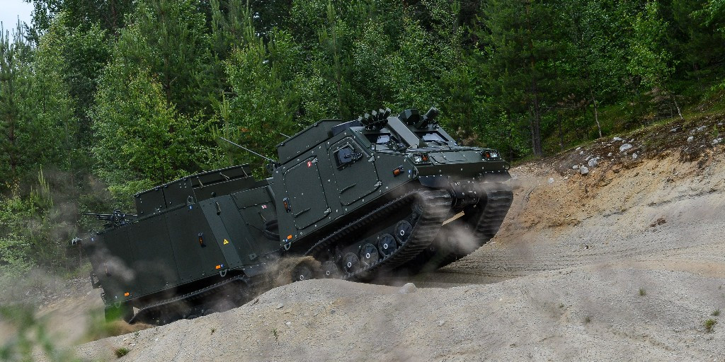 Không chỉ di chuyển trong tuyết, xe có thể hoạt động ở cả địa hình cát, đá... Ảnh: BAE Systems