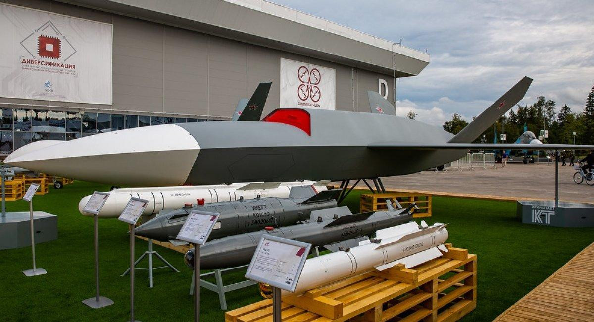 Máy bay không người lái Grom được trưng bày cùng một số tên lửa. Ảnh: Defence