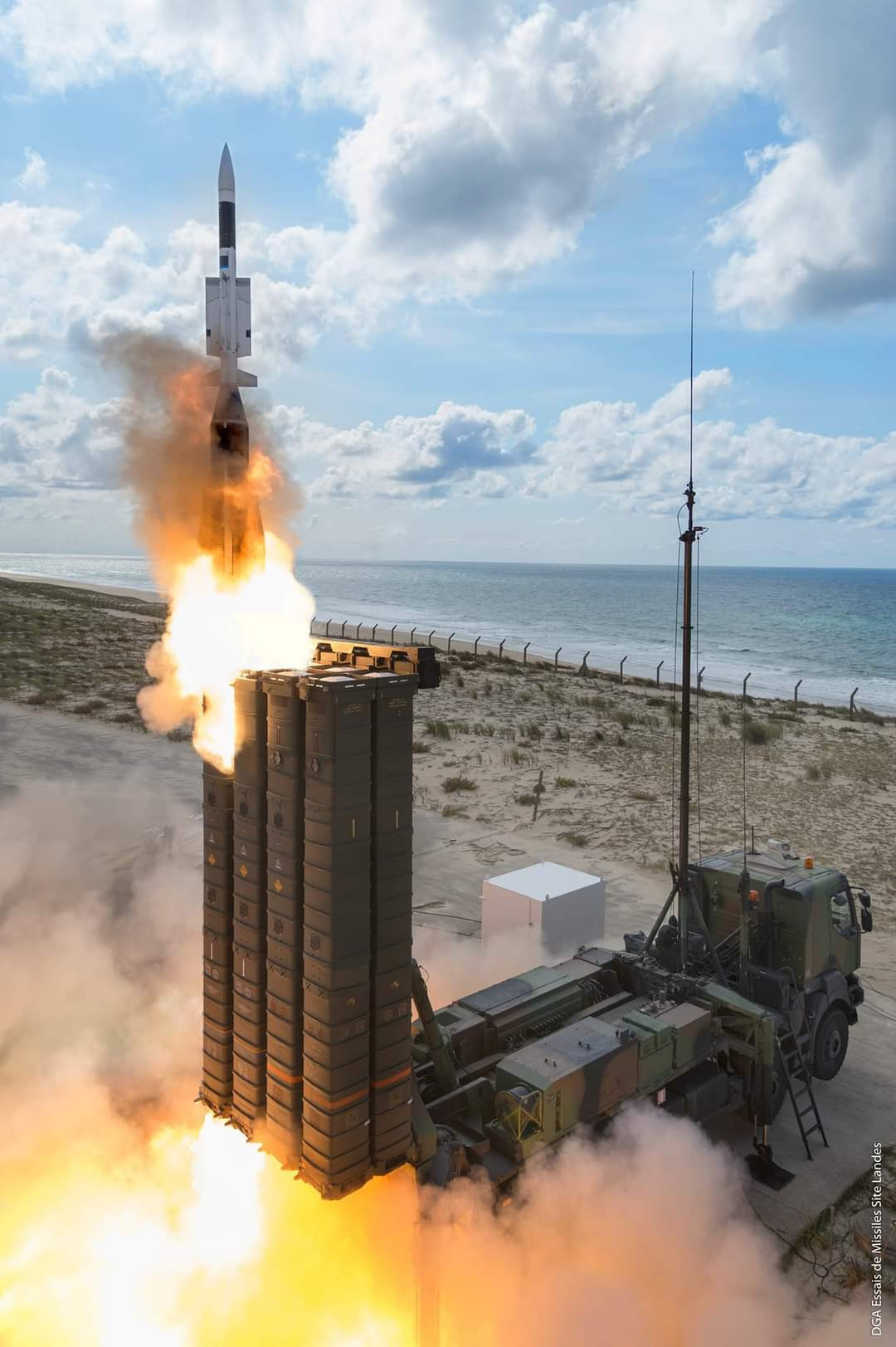 Tên lửa Aster 30 phóng từ bệ phóng của hệ thống phòng không SAMP-T. Tên lửa Aster 30 phóng từ bệ phóng của hệ thống phòng không SAMP-T.