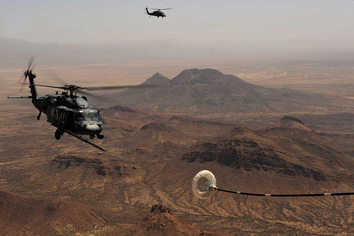 HH-60G thực hiện tiếp nhiên liệu trên không. Ảnh: Military HH-60G thực hiện tiếp nhiên liệu trên không. Ảnh: Military