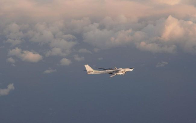 Tiêm kích tàng hình F-35 Na Uy áp sát nhóm máy bay chiến đấu Nga. Tiêm kích tàng hình F-35 Na Uy áp sát nhóm máy bay chiến đấu Nga.