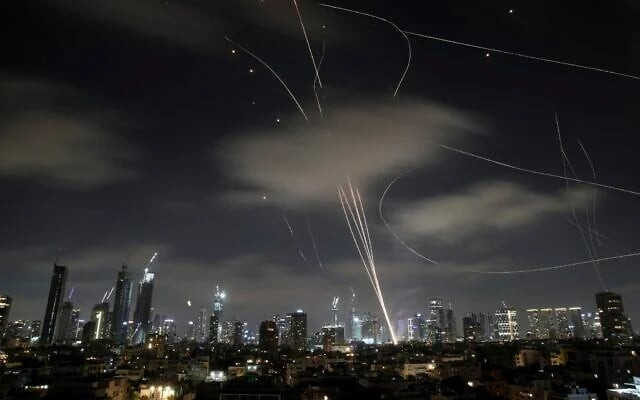 Hệ thống phòng không của Israel khai hỏa để đánh chặn tên lửa trong cuộc tấn công của Iran vào Tel Aviv.