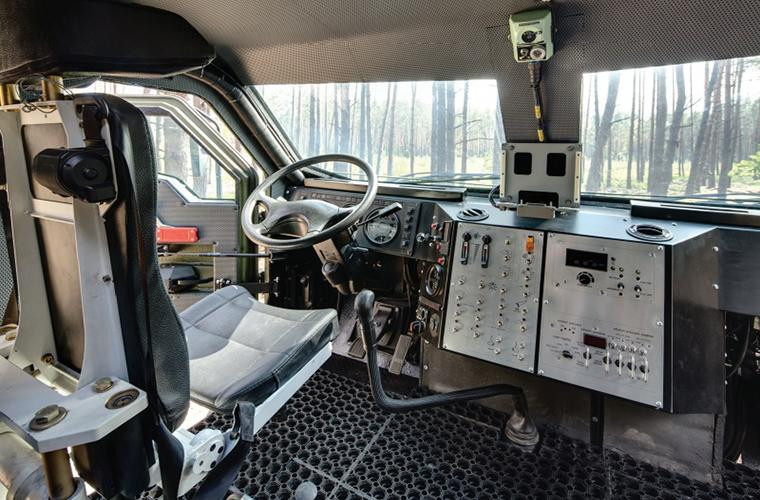 Cận cảnh vị trí lái xe bên trong Varta. Ảnh: defence Cận cảnh vị trí lái xe bên trong Varta. Ảnh: defence