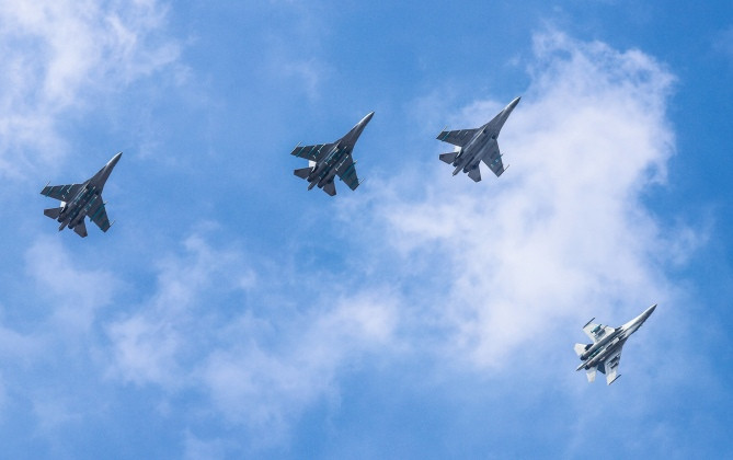 Máy bay chiến đấu J-16 xuất hiện trên bầu trời với các loại tên lửa khác nhau, bao gồm PL-XX. Máy bay chiến đấu J-16 xuất hiện trên bầu trời với các loại tên lửa khác nhau, bao gồm PL-XX.