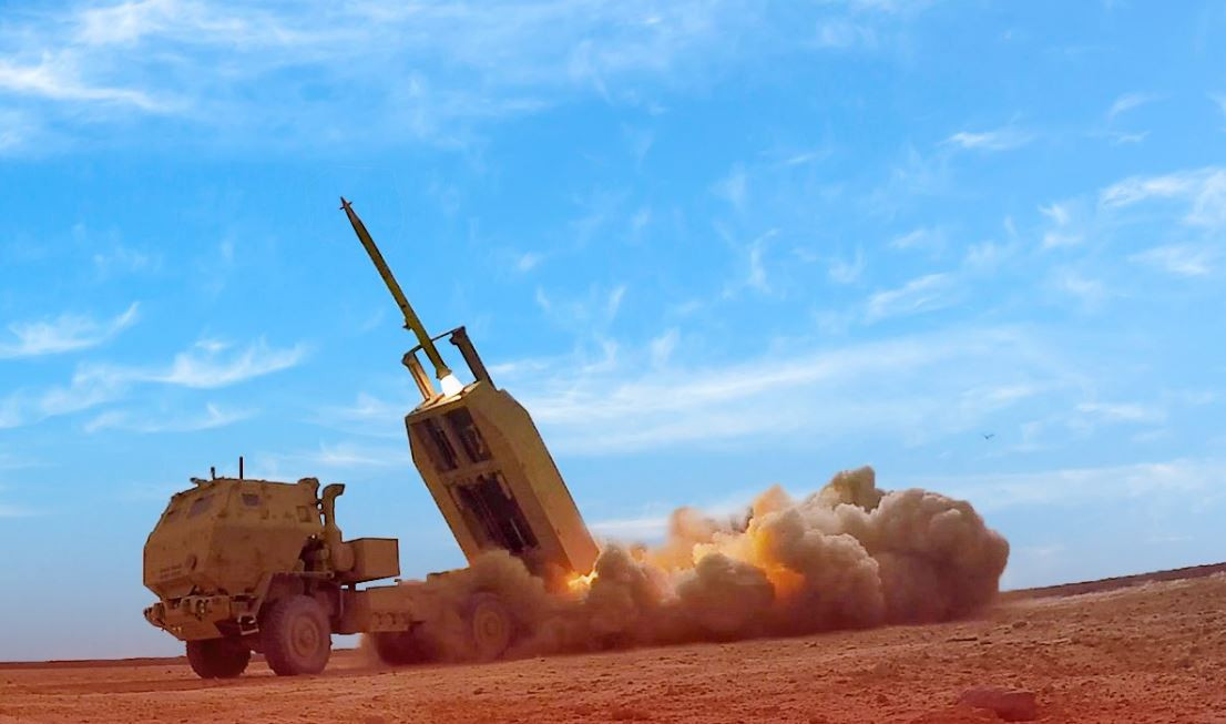 Tên lửa GMLRS phóng từ M142 HIMARS. Tên lửa GMLRS phóng từ M142 HIMARS.