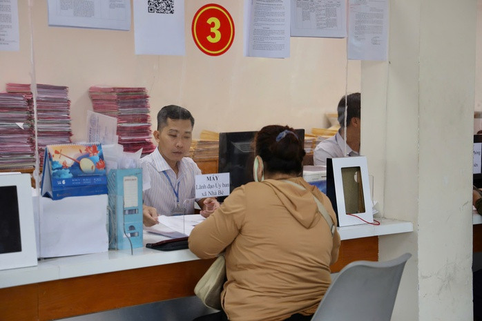 Cán bộ, công chức UBND huyện Nhà Bè giải quyết thủ tục hành chính cho người dân