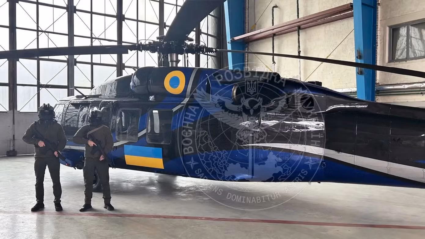 Black Hawk được sơn quốc kỳ và phù hiệu Ukraine.