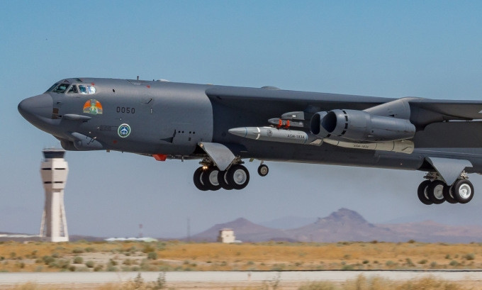 Nguyên mẫu tên lửa AGM-183 trang bị trên máy bay ném bom B-52H. Ảnh: Getty
