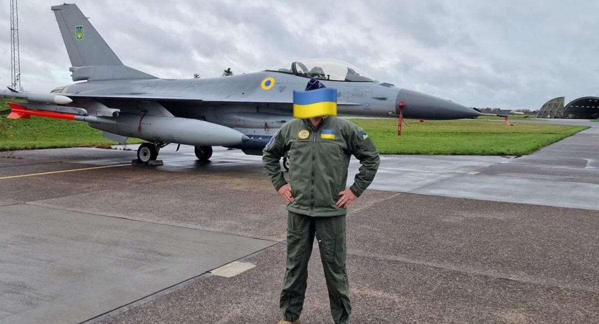 Bức ảnh đầu tiên về máy bay F-16 có phù hiệu Ukraine. Bức ảnh đầu tiên về máy bay F-16 có phù hiệu Ukraine.