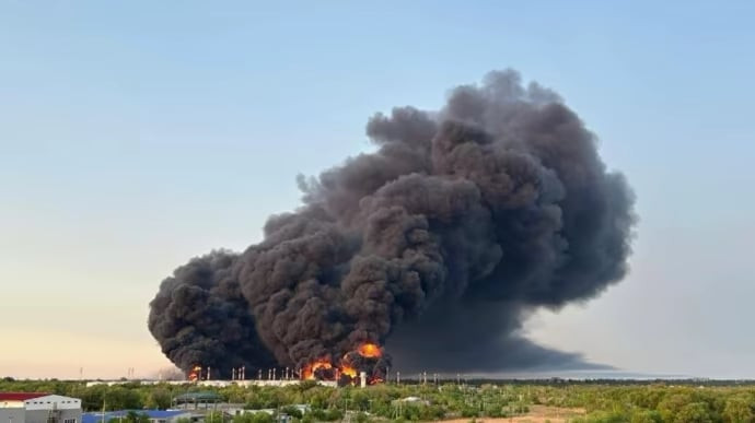 Cháy kho dầu ở Engels.