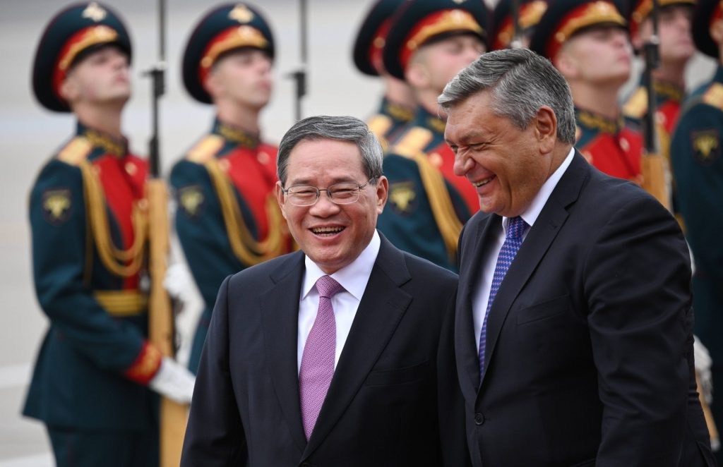Thủ tướng Trung Quốc Lý Cường và Thứ trưởng Ngoại giao Nga Andrei Rudenko tại sân bay Moscow. (Ảnh: Alexey Filippov/Sputnik News Agency/Imago)