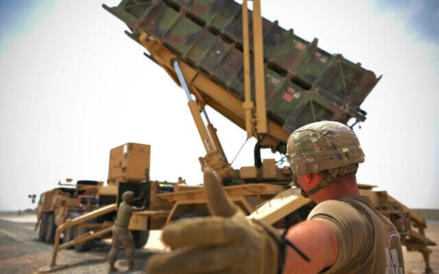 Binh sĩ Mỹ điều chỉnh khẩu đội tên lửa Patriot. Ảnh: AP