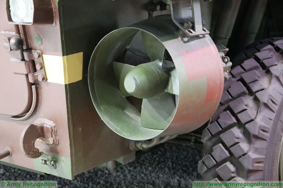 BTR-4E có khả năng lội nước hoàn toàn bằng các chân vịt gắn ở phía sau thân tàu. Ảnh: armyrecognition