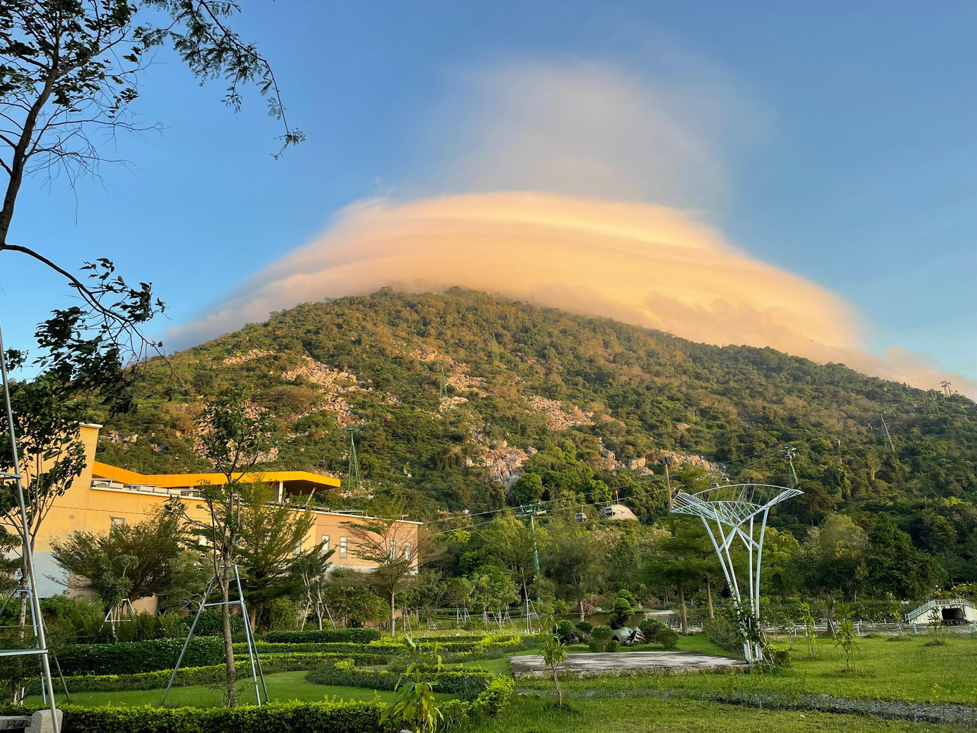 Hiện tượng mây thấu kính trên đỉnh núi Bà Đen (Tây Ninh) sáng nay được đánh giá là kỳ thú và rất hiếm gặp. Ảnh: CTV Hiện tượng mây thấu kính trên đỉnh núi Bà Đen (Tây Ninh) sáng nay được đánh giá là kỳ thú và rất hiếm gặp. Ảnh: CTV