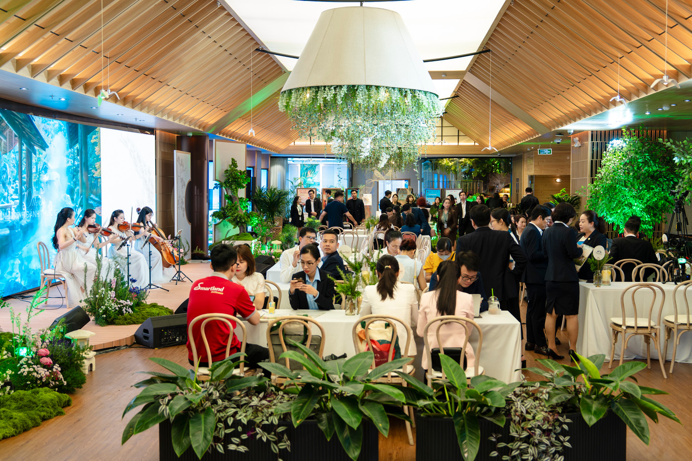 Đông đảo khách hàng tham dự sự kiện ra mắt Essensia Sky and Parkway Saigon WorldHotels Residences