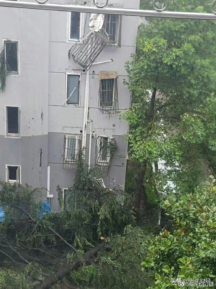 Sức gió lớn khiến cửa kính trên các tòa cao tầng rơi vỡ.