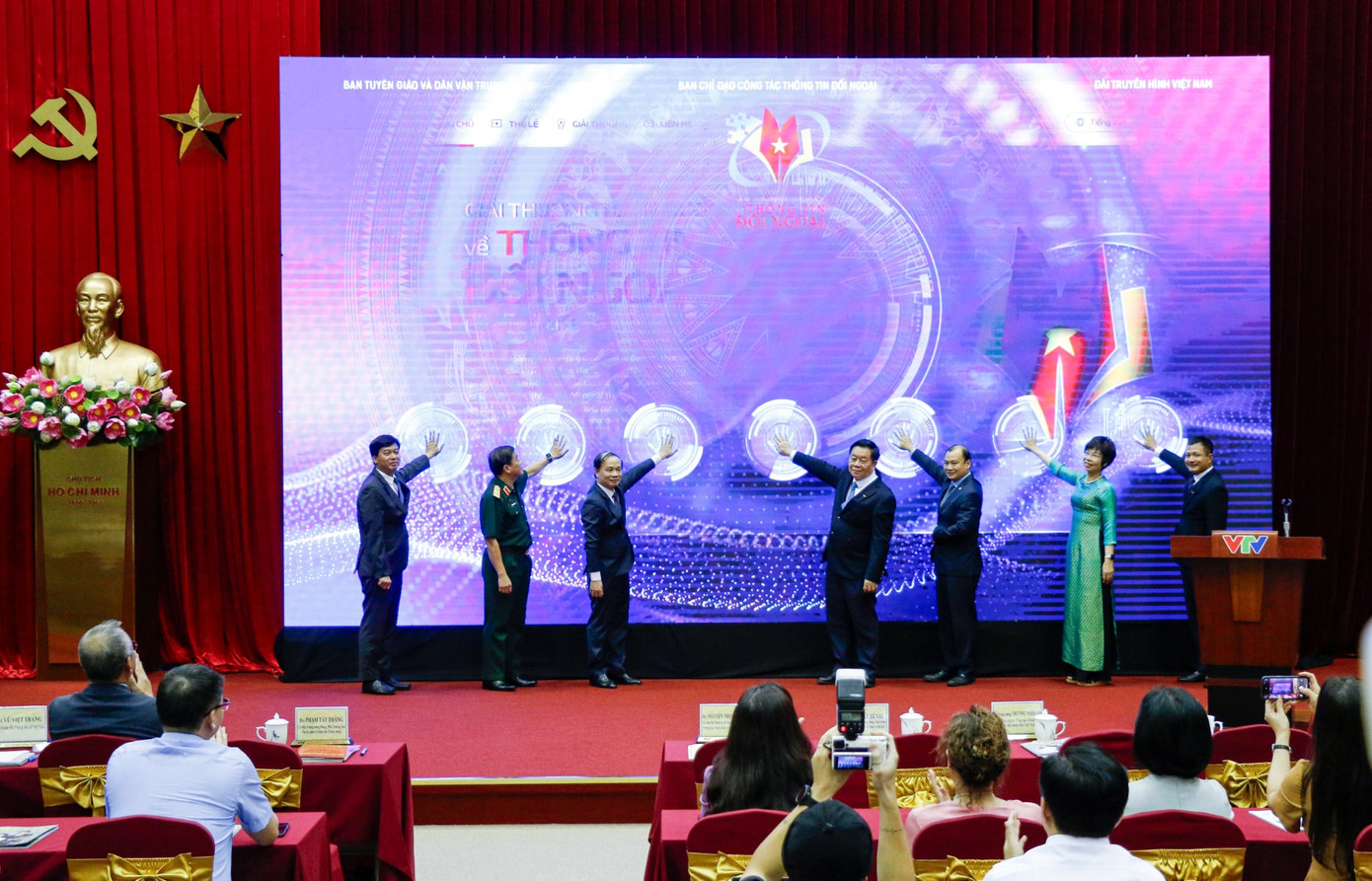 Các đại biểu đã thực hiện nghi thức khởi động website Giải thưởng thông tin đối ngoại.